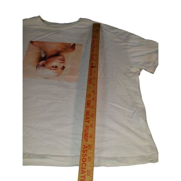 Ariana Grande Tshirt Women Sz M Graphic Print Divided Concert‎ Tour Pop Music - Picture 3 of 8